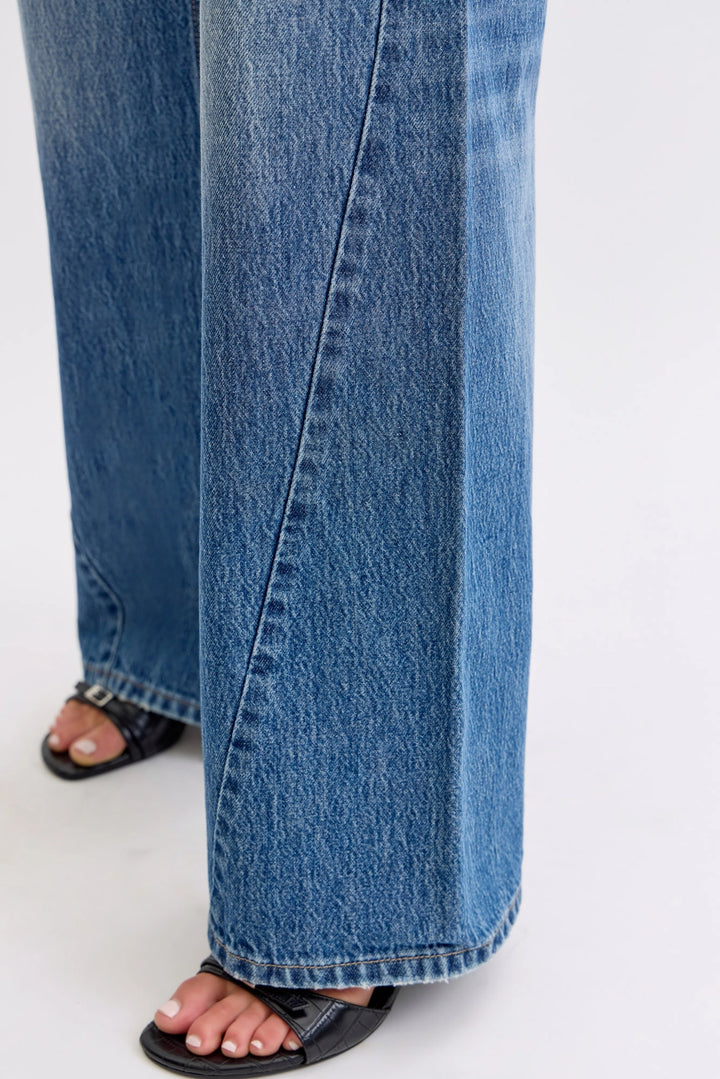 Carmine Jeans with Curved Side Seam